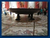 mozaiekvloer en wasbekken (Vaticaans Museum)�